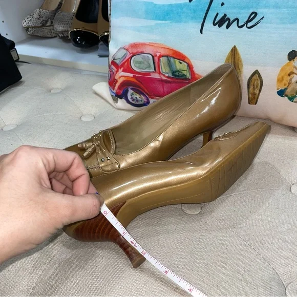 Stuart Weitzman moccasin pump Gold leather Heels Size 8W Women'S - Picture 8 of 10